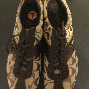 Coach new without tags size 7 brown tan gold in color. Excellent condition
